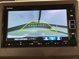 リバースギアに入れるだけで後方の表示へ切り替わります。夜間や雨の日の駐車も楽になりますよ。