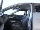クオリティの高いシートを採用するのは、Audiのクルマづくりの哲学のひとつです。特に座り心地が重要です。体の大きなドイツ人が座っても頑丈な耐久性があります。。しかも肌触りも良く高級家具のようです。