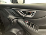 運転席ドアにパワーウインドウ開閉スイッチとウインドウロック・ドアロックスイッチと電動格納式ドアミラー操作スイッチ及び運転席パワーシートのポジションメモリースイッチが付いています。