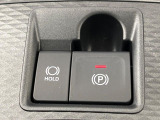 【電動パーキングブレーキ】パーキングブレーキは便利な電動式!ボタン一つで操作でき、アクセルを踏めば自動で解除されます♪レバーやペダルが無いので運転席廻りもすっきりしますね♪