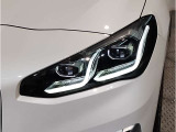 【LEDヘッドライト】先進のLEDテクノロジーを採用。放射される白色光の周波特性は太陽光に近く、バイキセノン・ヘッドライトを上回るコントラストで更に明るく輝きます!