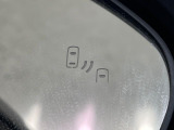 【ブラインドスポットモニター】走行中、ドアミラーの死角になりやすい箇所に後続車が接近するとサイドミラーのレンズに警告を表示!ドライバーに注意喚起をしてくれます。
