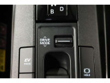 燃費をより向上させるエコドライブモードとパワフルな走行を愉しめるパワーモードを選べるスイッチが付いております!
