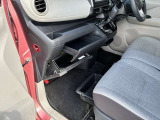 助手席のシート下に収納箇所がございますので普段使用するものや車検証ケース入れにしていただくにも便利です。