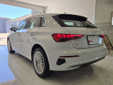 鮮やかなテールランプと一目でAudiとわかる後ろ姿です!