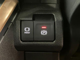 【電動パーキングブレーキ+オートブレーキホールド機能】 指先だけで簡単に操作が可能なパーキングブレーキ、スイッチを押すとブレーキペダルから足を離してもブレーキを保持できるオートブレーキホールド搭載。