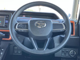 手元に複数のスイッチを備え、運転姿勢を大きく変えずに各種操作へアクセスできます。前方を見ながら必要な操作を行いやすく、日々の運転をサポートします。