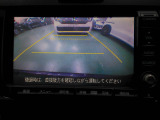 バックカメラの画像です。ガイドラインがスムースな車庫入れをサポートいたします。車庫入れの安心感がアップしますね。