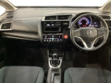 車内は光触媒抗菌消臭施工済です。スタイリッシュなデザインでスポーティなインパネ周りを演出します。グローブボックスやカップホルダーのほかにトレーなどたくさんの収納スペースが付いています。