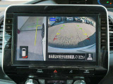 ギアを『R』に入れた後、カメラボタンを押すと、運転席から見えない左側面をナビ画面にうつしてくれるので、幅寄せや縦列駐車がし易くなります。