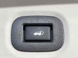 【パワーバックドア】スマートキーや運転席のボタンを押すだけでリアゲートが自動で開閉します!荷物を持っている時や、高い位置にあるバックドアを閉める際に便利な機能です♪