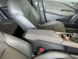 アームレストは長距離ドライブなど運転中の疲労軽減や姿勢安定に役立ちます。