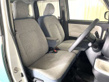フロントベンチシートだから運転席足元もゆったり、広々快適です♪