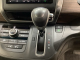 CVT車のセレクトレバーです。低速から高速まで、変速ショックのないスムーズな走りを実現するとともに、エンジン効率のよい領域を維持することで燃費にも貢献します。