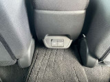 家族や友人など前席に頼る事なく充電ができます。前席のシガーソケットやUSBから線を伸ばす事なく充電が可能になります。後部座席でも充電可能なので快適に過ごせます。