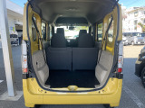 フル乗車時でも十分な荷室です。