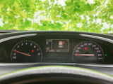 速度計や回転計に加え、中央には車両情報を表示する画面を備えています。必要な情報を運転席から確認しやすい配置で、日々の運転時にも目線の移動を抑えやすい造りです。