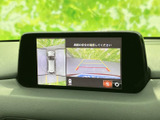 後方の映像に加えて車両周辺の様子も画面で確認でき、駐車時の安全確認をサポートします。ガイド表示も備わり、周囲を見渡しながら落ち着いて駐車操作を行えます。