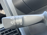 表示を見ながら操作を選びやすいレバーで、雨天時などにも手元で扱えます。機能を示すマークがまとまっており、日常の運転を支える装備です。