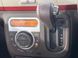【オートエアコン】一度お好みの温度に設定すれば、車内の温度を検知し風量や温度を自動で調整。暑い&hellip;寒い&hellip;と何度もスイッチ操作をする必要はありません。快適な車内空間には必須の機能ですね♪