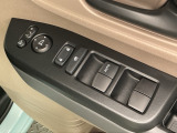 運転席のスイッチで全てのウィンドウの開閉操作を行うことができます。ロックボタンをONにしておくと、運転席以外のウィンドウは作動しないのでお子様を乗せているときなども安心ですね♪