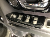 【窓操作部分】運転席のスイッチでは、すべてのウィンドーの開閉操作を行うことができます。