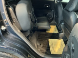シートをはね上げれば、高さのある荷物も積めます。