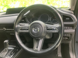 ステアリングには各種スイッチがまとまり、運転姿勢を保ったまま手元で操作できます。メーターや周辺の表示も見渡しやすく、日々の運転を支える使い勝手のよい装備です。
