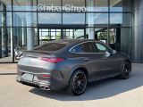 リア斜めから見ると張り出したフェンダーと流麗なルーフラインが調和し、GLC 63 Sらしい迫力を伝えます。