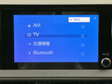 AMやテレビ、交通情報、Bluetoothなどの項目が画面上に並び、選択内容を確認しやすい表示です。利用したい機能を選び分けやすく、日々の移動に合わせて使える便利な装備です。