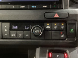 セレクトレバーの左上にオートエアコンがついてますので簡単操作で快適に過ごせます。運転席にはシートヒータースイッチ内蔵で温度設定ができます。