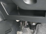 運転席周辺の収納も充実したドライバーズロアポケット。細かな使い勝手にも配慮されています。