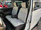 助手席と運転席はゆったりと座れるベンチシートタイプになっています。
