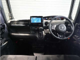 ◆インテリアパネル◆視界広々で非常に運転しやすくロングドライブでも疲れを感じさせないすっきりとまとまったインパネ周りです。