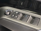 格納式リモコンドアミラーと、パワーウィンドウマスタースイッチです。車内の換気も運転席から簡単に行えます。