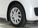 ◆純正ホイール装着車◆シンプルなデザインのホイールキャップ付きです。