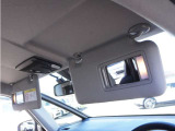 【バニティミラー】運転席、助手席共にサンバイザーにバニティミラーを装備。