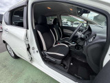 運転席ビュー。厚みのあるシートで快適です。