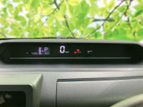 メーター表示が視線を向けやすい位置にまとまり、運転中も情報を確認しやすいレイアウトです。文字や表示が見渡しやすく、日常の運転をサポートします。