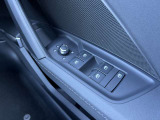ミラーヒーター、ミラー格納、ミラー調整スイッチ、窓の開閉操作。Audiでは触感開発チームがあり、クリック感は操作する喜びを感じていただけます。