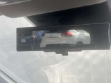 後部座席の人や、荷物に視界を邪魔されずに車両後方のカメラ映像をミラー面に映し出して、いつでもクリアな後方視界を確保する、インテリジェントルームミラーを装備しています。