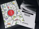 メンテナンスノート、取扱説明書です。 その車の整備記録が事細やかに記録されています。 車が生まれてから今までどのような道を歩んできたのか判るとても重要な物ですよ。
