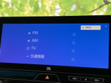 FM・AM・テレビ・交通情報が一覧で表示され、聴きたい項目を選びやすい画面です。操作項目がまとまっているので、状況に合わせた切り替えにも便利です。