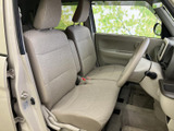明るい色合いのシートとドア内張りで、運転席まわりは落ち着いた雰囲気。座面や背もたれの形状も見やすく、乗り降りしやすい開口部から室内の様子を確認できます。