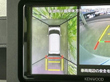 車両後方の映像に加えて上から見た周囲の表示も確認でき、駐車時の目安として役立ちます。画面のガイドを参考にしながら、周囲を確認して操作できます。