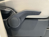 運転席はご自身の適切な運転ポジションへ移動可能なラチェットが付いております。