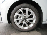 全車両に標準装備の純正アルミホイールは、純正ならではのバランスの良いデザインと、走行安定性をお楽しみ頂けます。