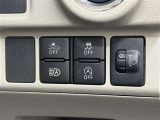スタイリッシュなデザインのインパネ。各操作スイッチは使いやすい位置に配置されてます。