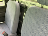 シートの背もたれと座面が見渡せる、すっきりとした室内です。窓から光が入り、乗り込んだ際にも明るさを感じられます。前席で過ごす時間を落ち着いてお楽しみいただけます。