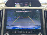 後方の映像に加えて進路の目安となるガイド線が表示され、駐車時の後方確認をサポートします。周囲の安全を目視でも確かめながら、ゆっくりと操作できる便利な装備です。